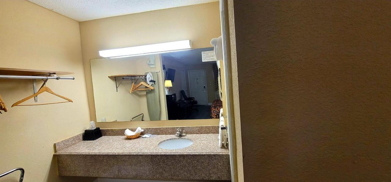 Regency Travel Inn Hayti 외부 사진
